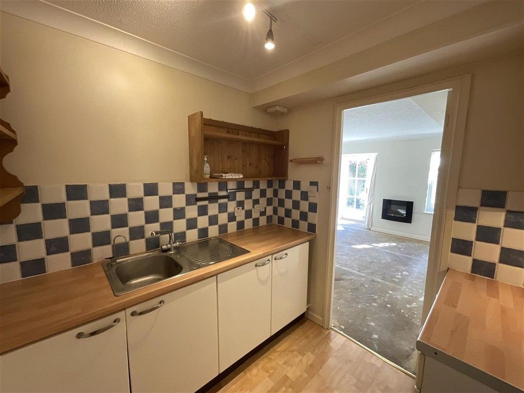 Property photo 1 of 8 Kitchen