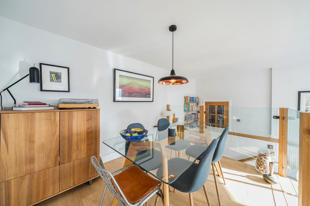 Property photo 3 of 21 Dining Area