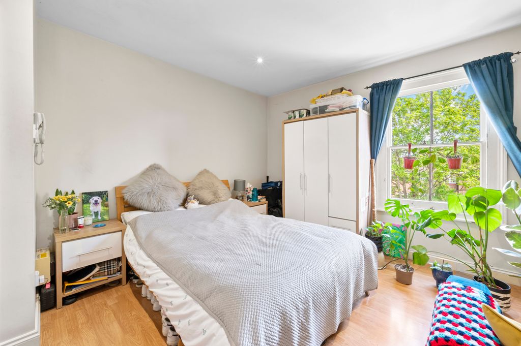 Property photo 2 of 8 Picture No. 12