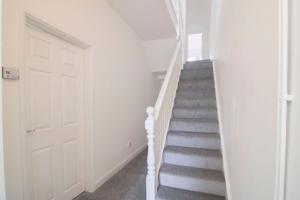 Property photo 2 of 33