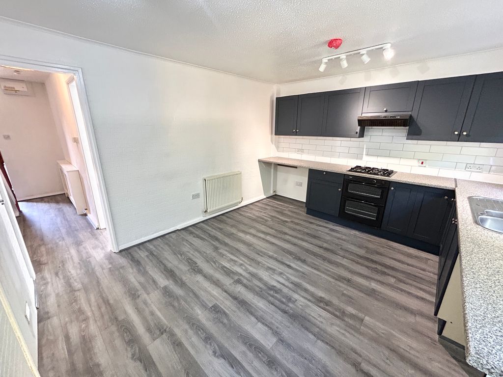 Property photo 3 of 10 Kitchen