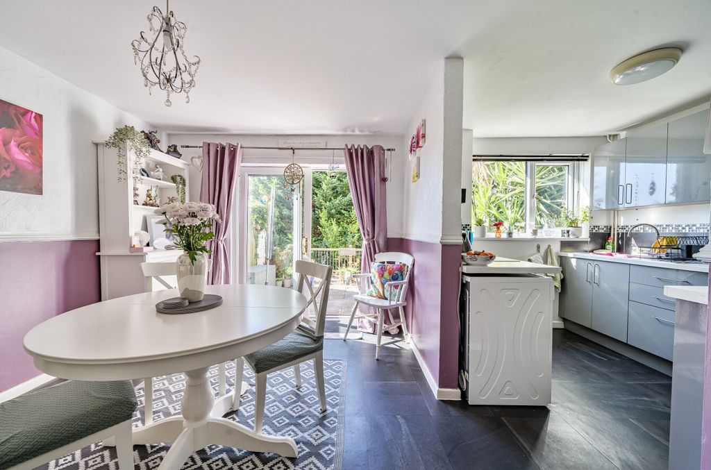 Property photo 3 of 18 3 - 1356412-11-68d154...