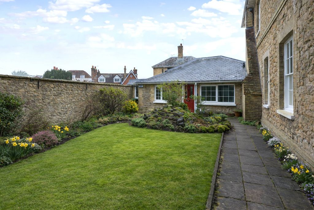 Property photo 1 of 11 Front