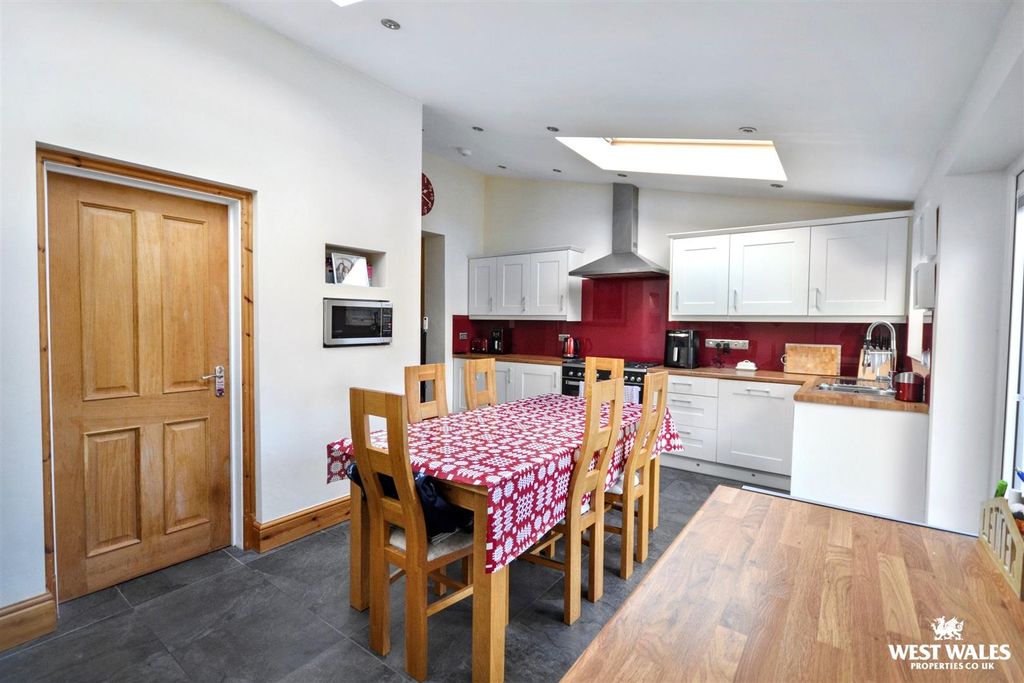 Property photo 3 of 28 Kitchen / Diner