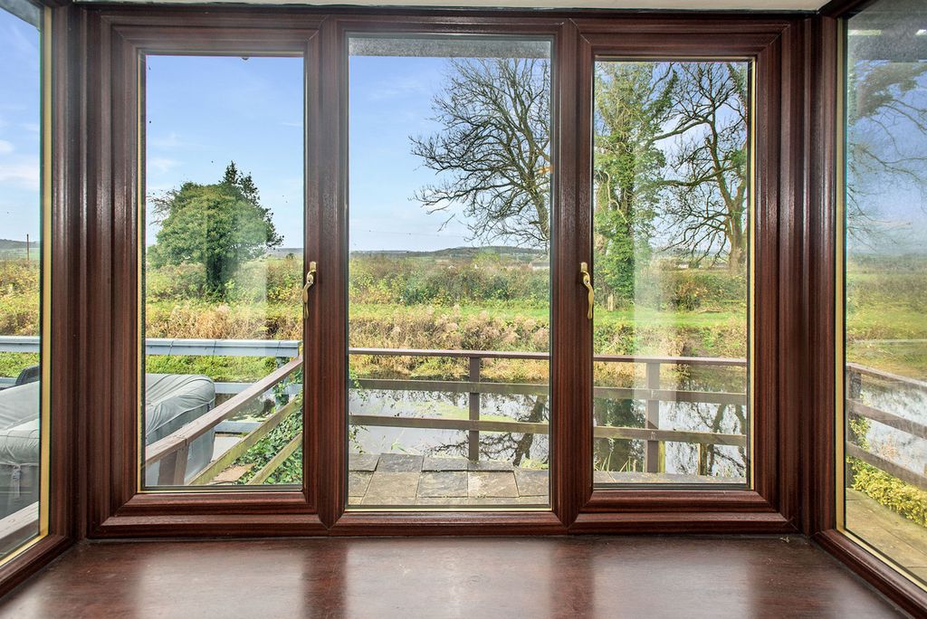 Property photo 2 of 28