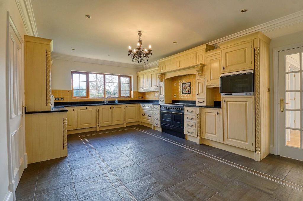 Property photo 3 of 26 Kitchen