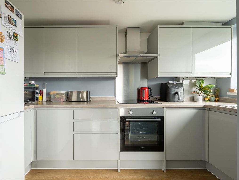 Property photo 2 of 18 Lynwood Close, E18