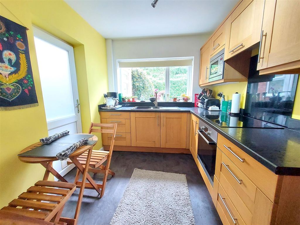 Property photo 3 of 12 Kitchen