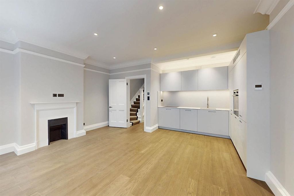 Property photo 2 of 16 Kitchen/Reception