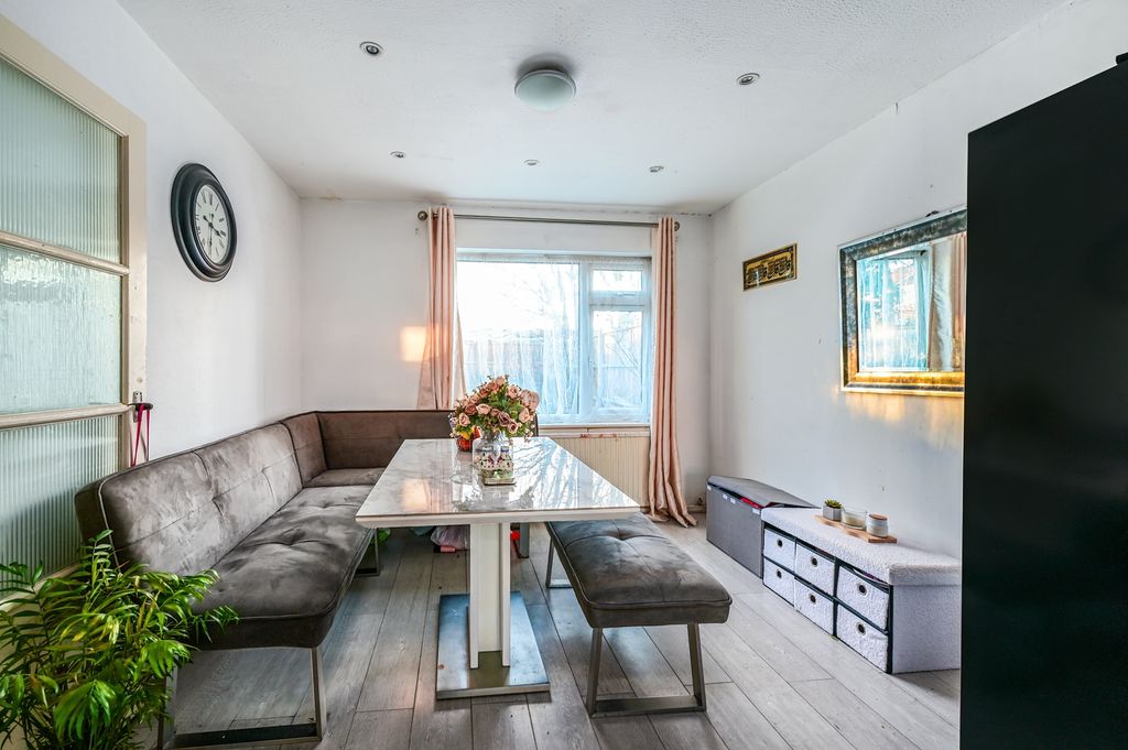 Property photo 3 of 10 284 Beaulieu Gardens (9)