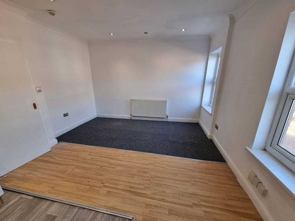 Property photo 1 of 3