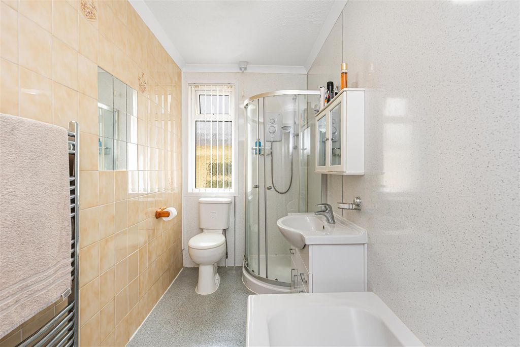 Property photo 3 of 31 Bathroom