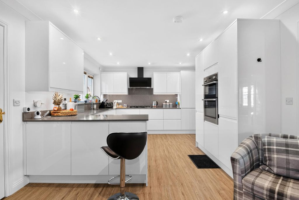 Property photo 3 of 19 Kitchen