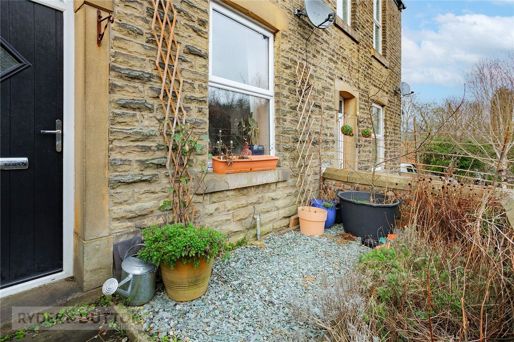 Property photo 2 of 33 Front Garden