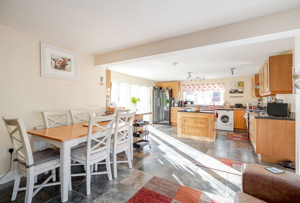 Property photo 2 of 22 Kitchen/Breakfast