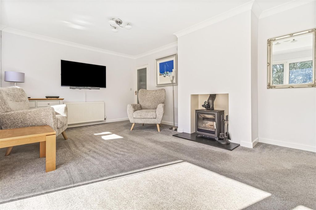 Property photo 2 of 30 45 Fernhurst Drive-011.Jpg