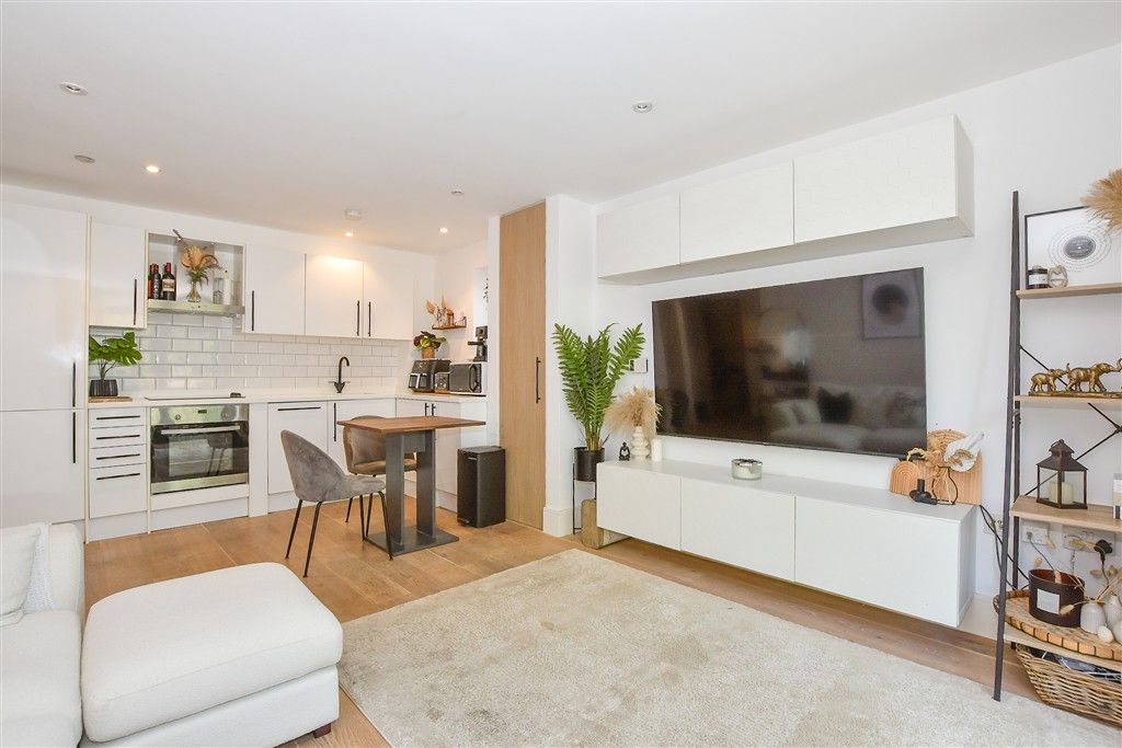 Property photo 1 of 10 Lounge/Kitchen/Diner