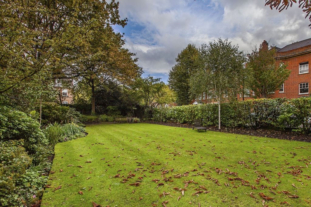 Property photo 2 of 13 Communal Garden