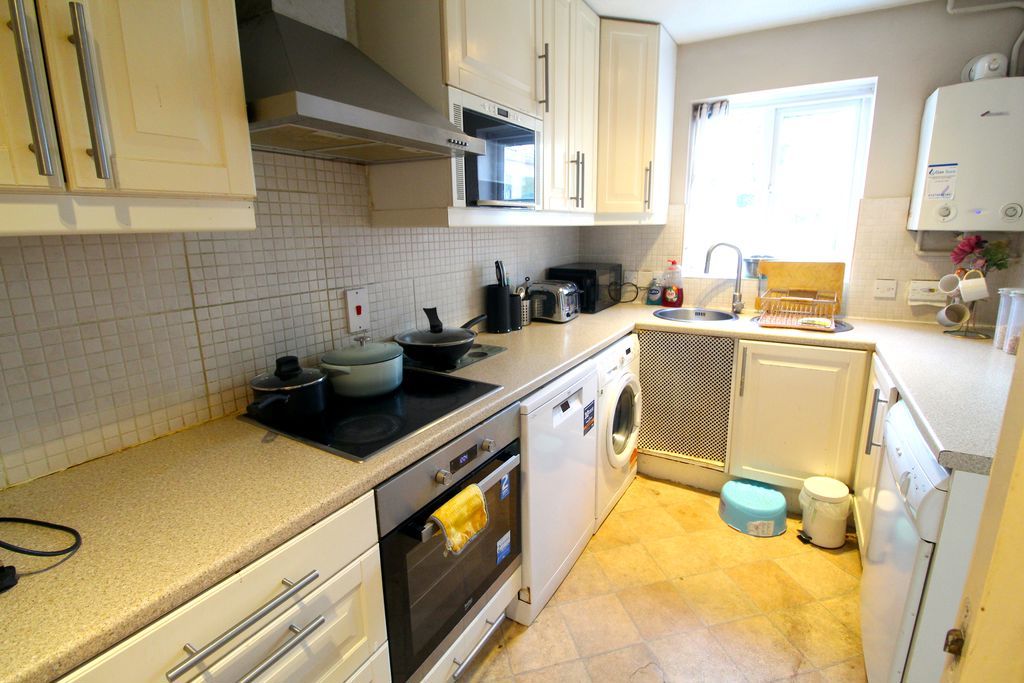 Property photo 3 of 10 Kitchen