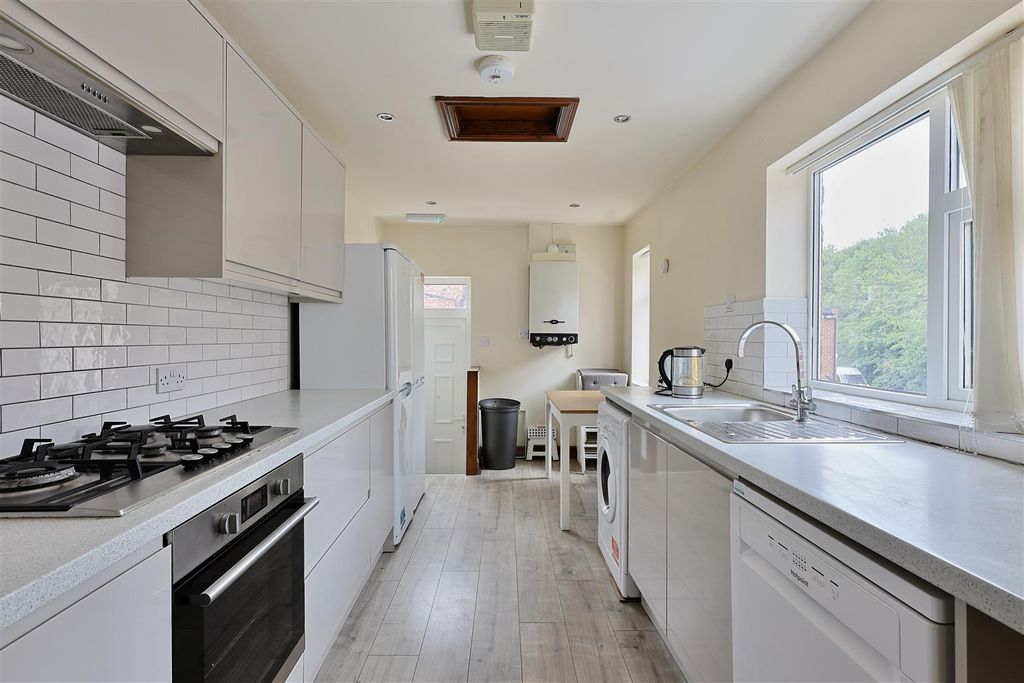 Property photo 2 of 16 E490B1D7-B2E5-4319-9A5A-5F42Faa9Cac4_1_201_A.Jpeg