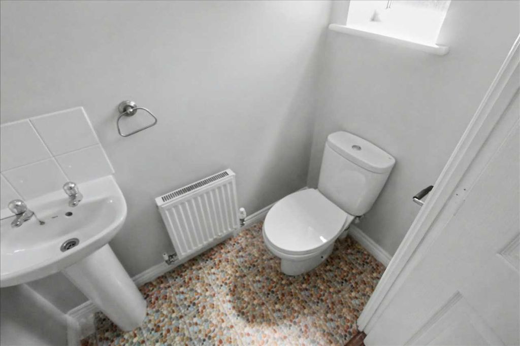 Property photo 3 of 20 Cloaks/WC