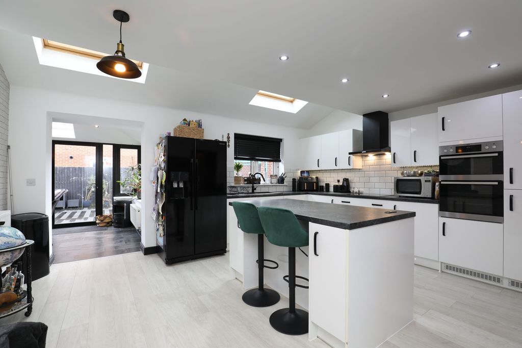 Property photo 3 of 32