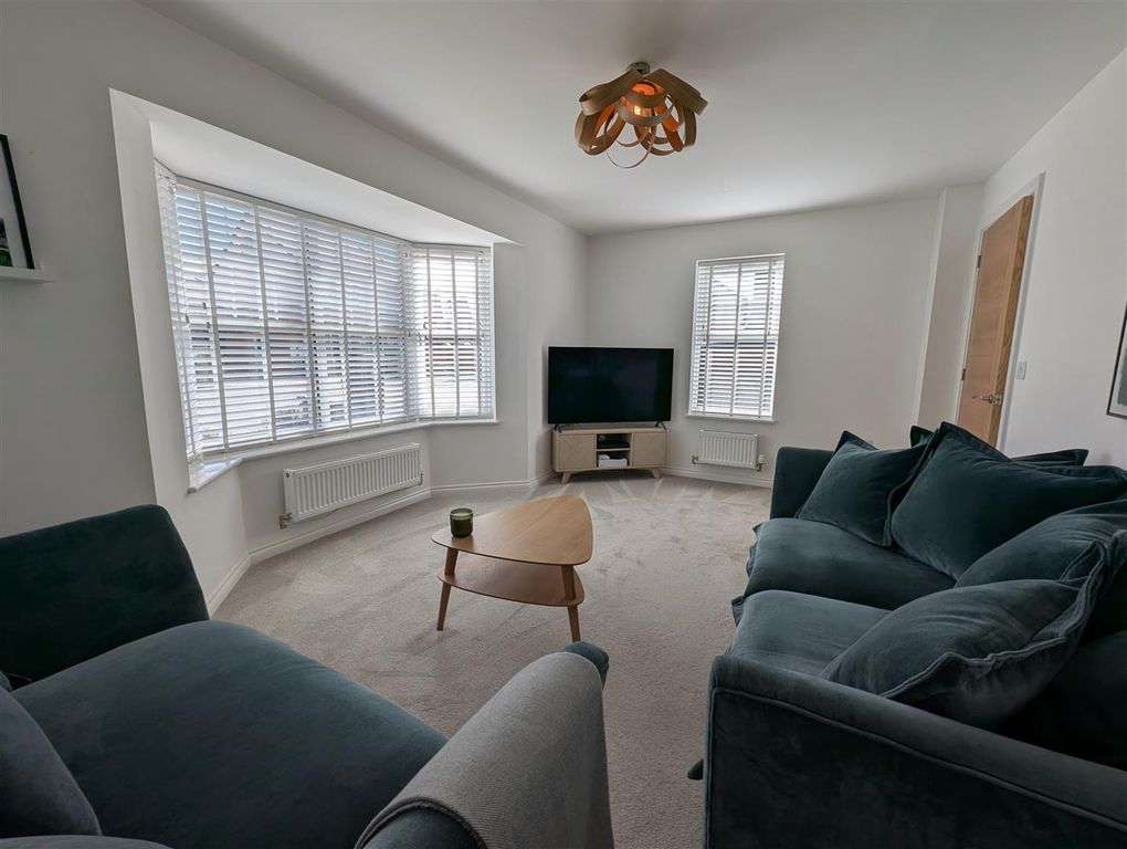 Property photo 2 of 15 Lounge