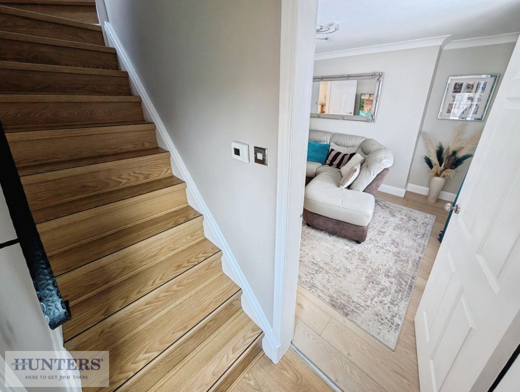 Property photo 3 of 15 Entrance Hallway