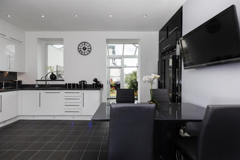 Property photo 2 of 45 Kitchen Diner