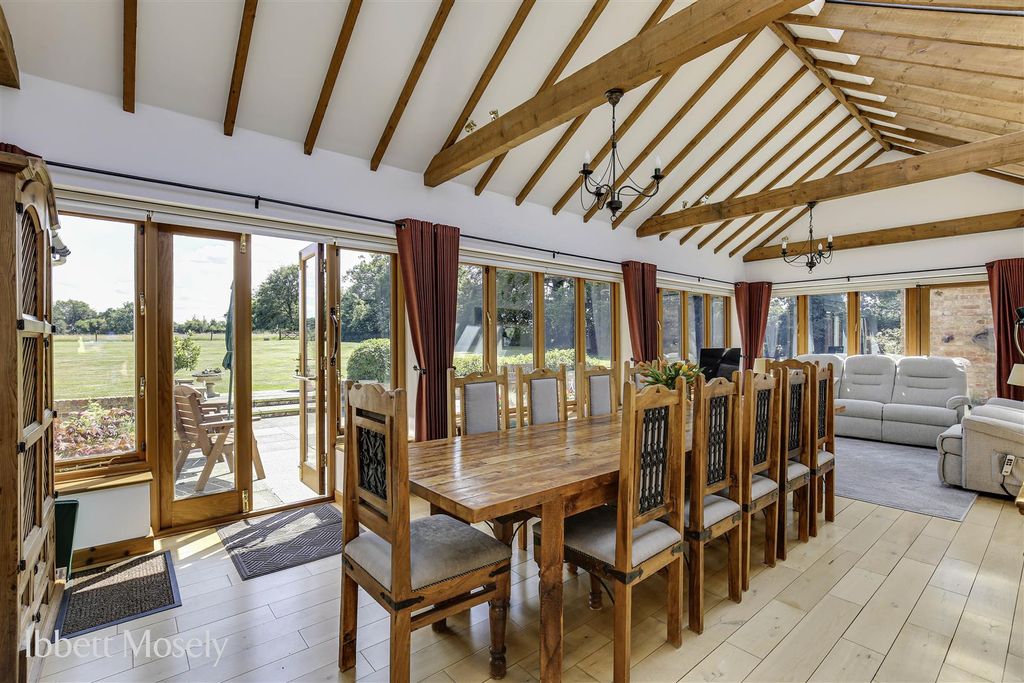 Property photo 2 of 31 12 Dining Garden Room.Jpg