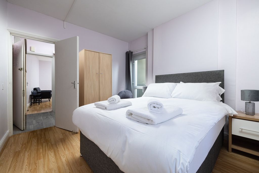 Property photo 1 of 6 A Spacious And Inviting Double Bedroom With Modern...