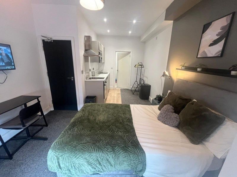 Property photo 1 of 8 A Stylish And Well-Maintained Master Bedroom Featu...