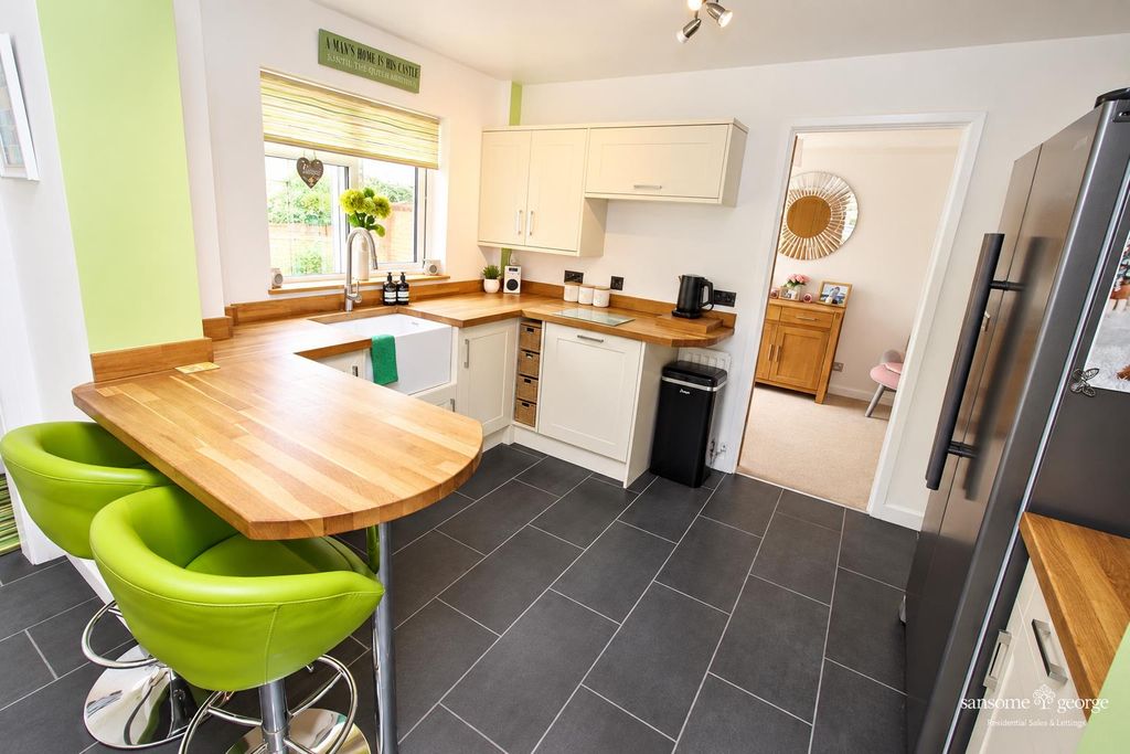 Property photo 3 of 21 Kitchen