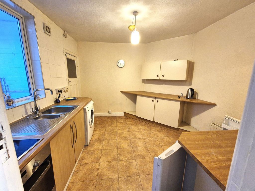 Property photo 2 of 8 Kitchen