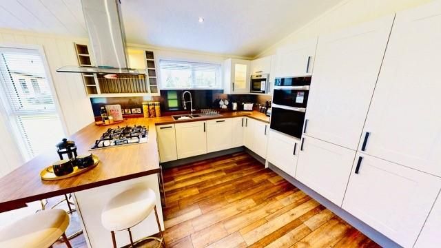 Property photo 3 of 21 Kitchen