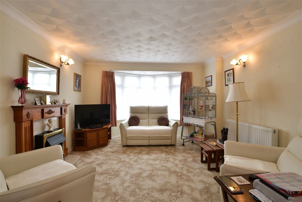 Property photo 3 of 12 Lounge