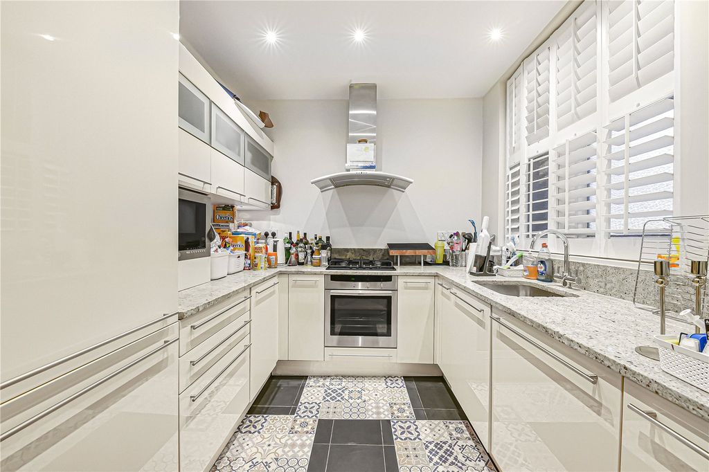 Property photo 3 of 10 Kitchen