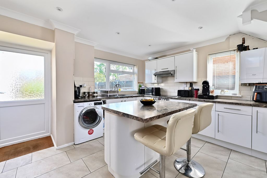 Property photo 2 of 11 93 Beaulieu Gardens (8)