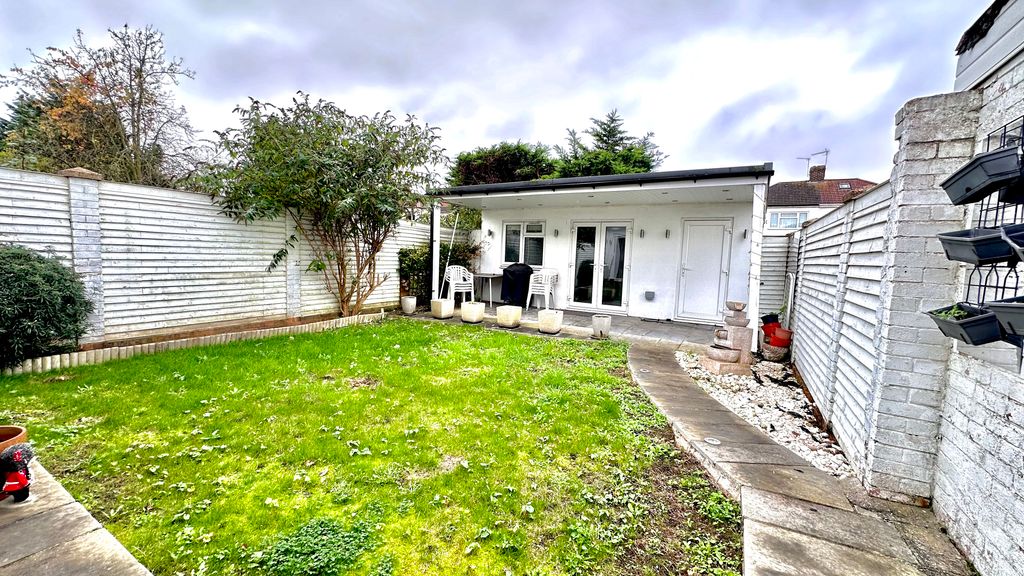 Property photo 2 of 12 Garden