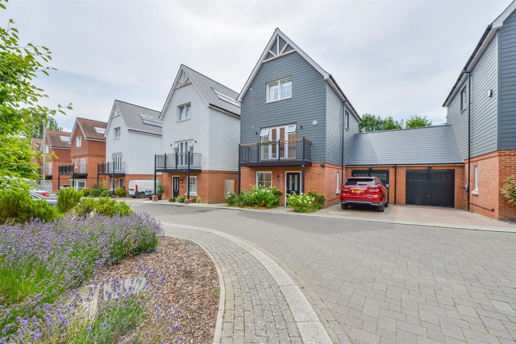 Property photo 1 of 24 Yew Tree Road1.Jpg