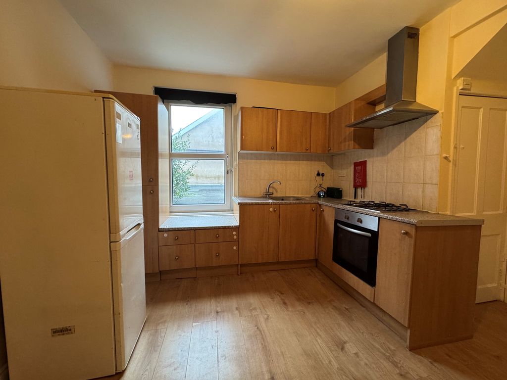 Property photo 2 of 7 Kitchen