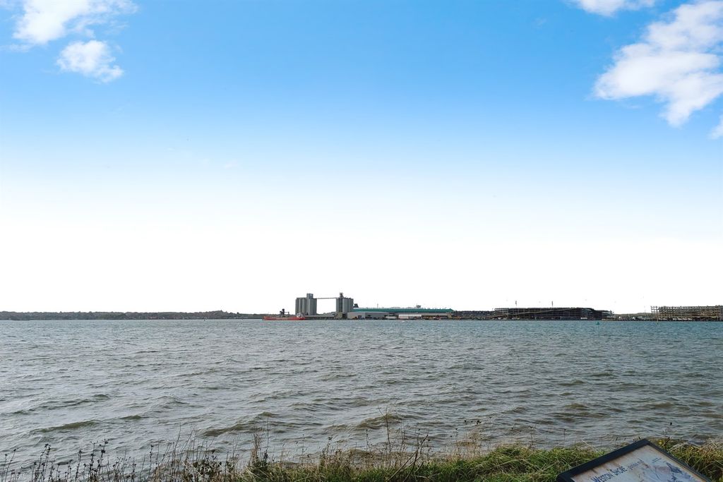 Property photo 2 of 12 (Main)