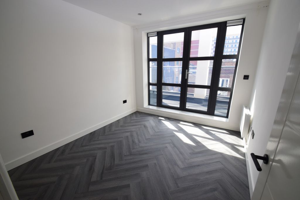 Property photo 1 of 7 1 Bedroom Second Floor Apartment With Balcony In The Vibrant Heart Of Southend-On-Sea