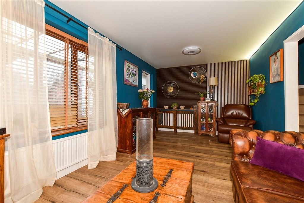 Property photo 1 of 12 Lounge