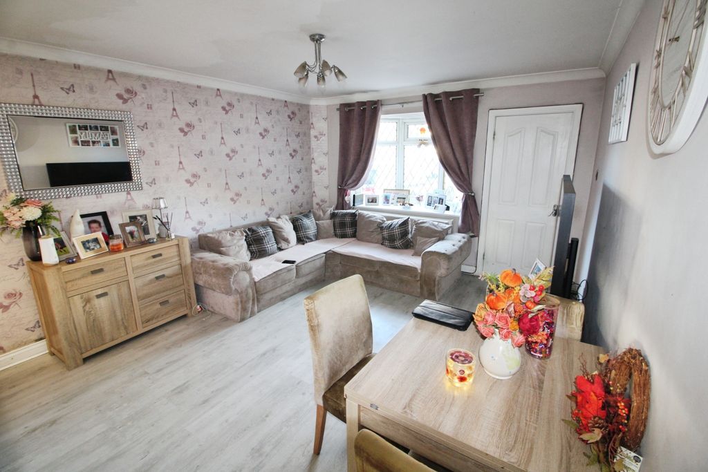 Property photo 3 of 15 Lounge.