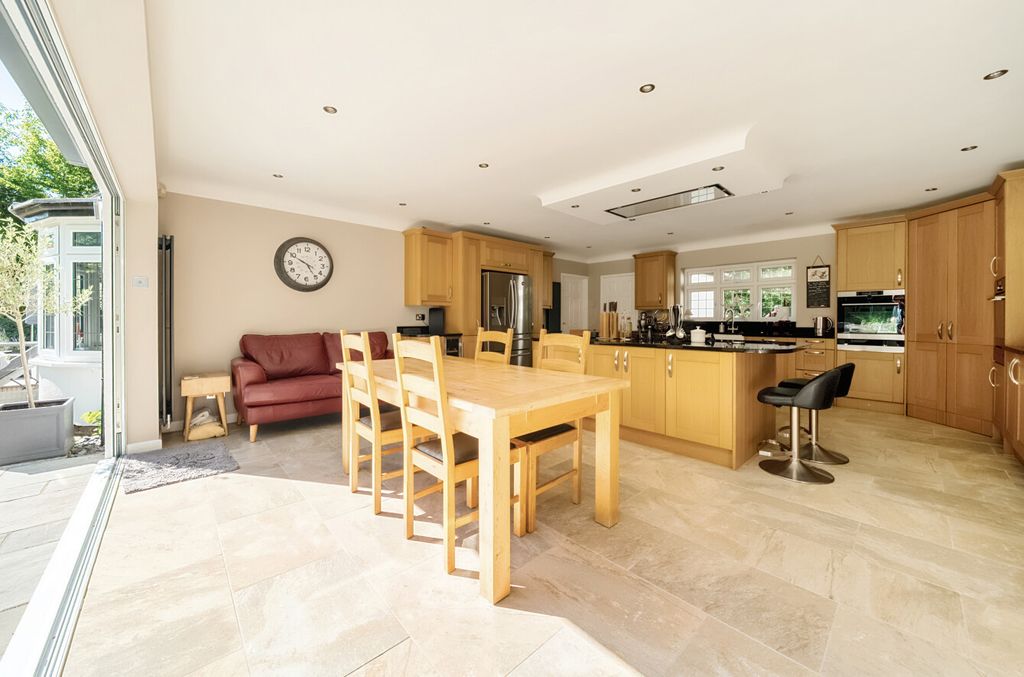 Property photo 3 of 19 1320807-19-686Eb3...