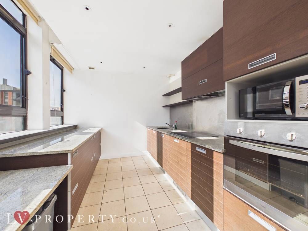 Property photo 2 of 12 Giraffe360-Still011