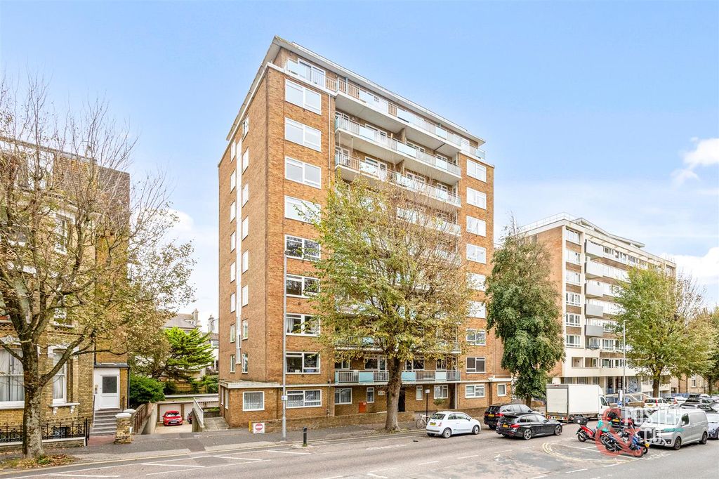 Property photo 1 of 21 The Drive, 37-39, Grove Court, Flat 36_021_1.Jpg