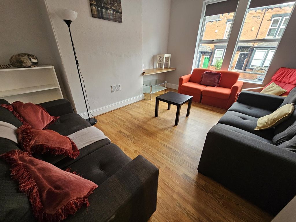 Property photo 3 of 12 A Spacious And Welcoming Living Room Featuring Com...