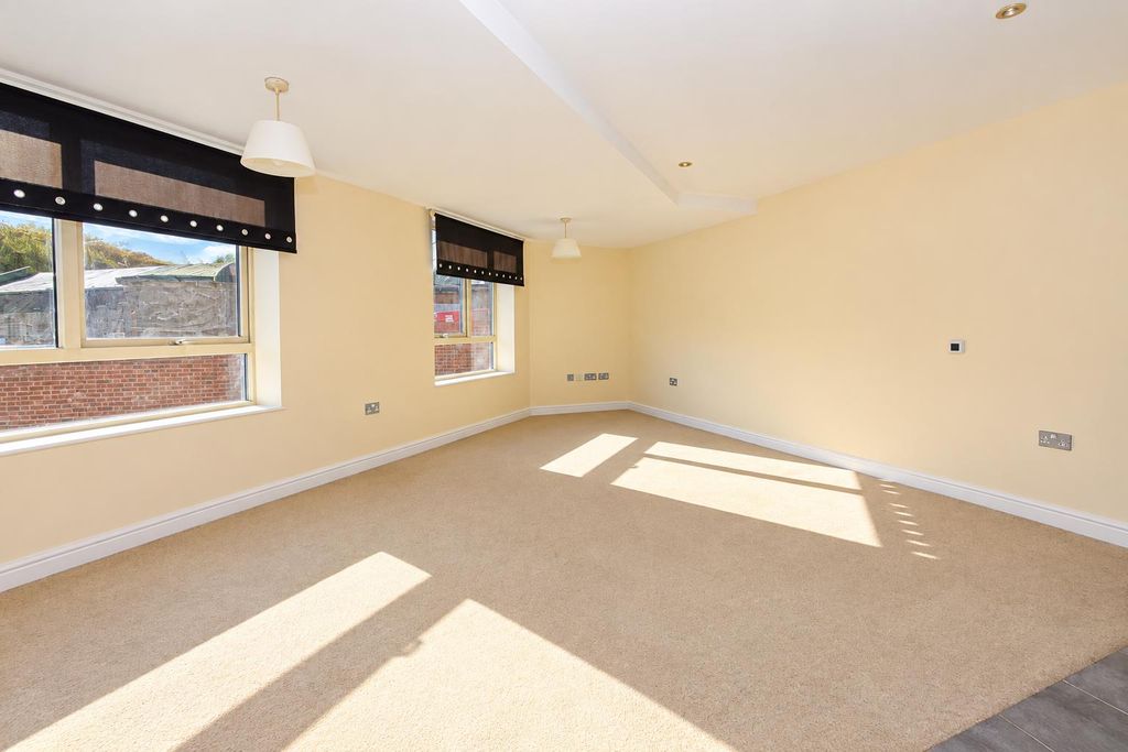 Property photo 2 of 11 2Ca9B627-5d0A-43A0-8c93-87731Da2294F.Png